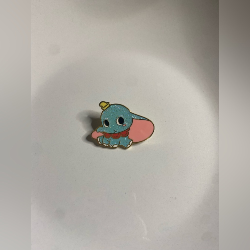 ✨ Disney Loungefly Mystery Pin – Glitter Dumbo 🎪🐘 - Picture 6 of 9